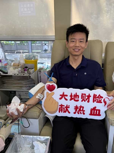 在廣東，公司積極參加?xùn)|莞保險(xiǎn)業(yè)第九屆“保險(xiǎn)傳大愛 熱血獻(xiàn)真情”愛心獻(xiàn)血活動(dòng)，并在旗峰公園開展公益健步走活動(dòng)，沿途向市民普及保險(xiǎn)保障知識(shí)，傳播金融消費(fèi)者權(quán)益理念3