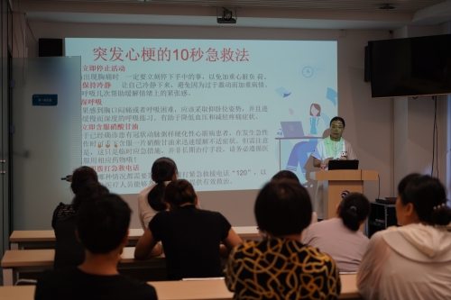 河南分公司邀請(qǐng)健康專家舉辦“心腦血管疾病防治與健康管理”講座，醫(yī)生深入淺出地講解了夏季血壓、血糖、血脂波動(dòng)的風(fēng)險(xiǎn)因素及科學(xué)管理策略，指導(dǎo)老年人日常飲食調(diào)節(jié)、適度運(yùn)動(dòng)安排和規(guī)律作息的重要性，為居民筑起健康防線。